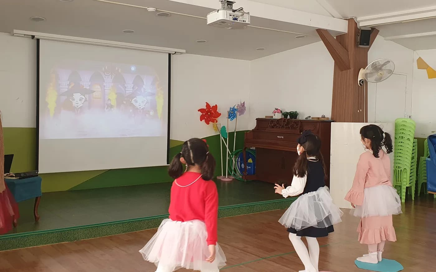 아이들이 화면 속 영상을 보며 함께 움직이는 장면